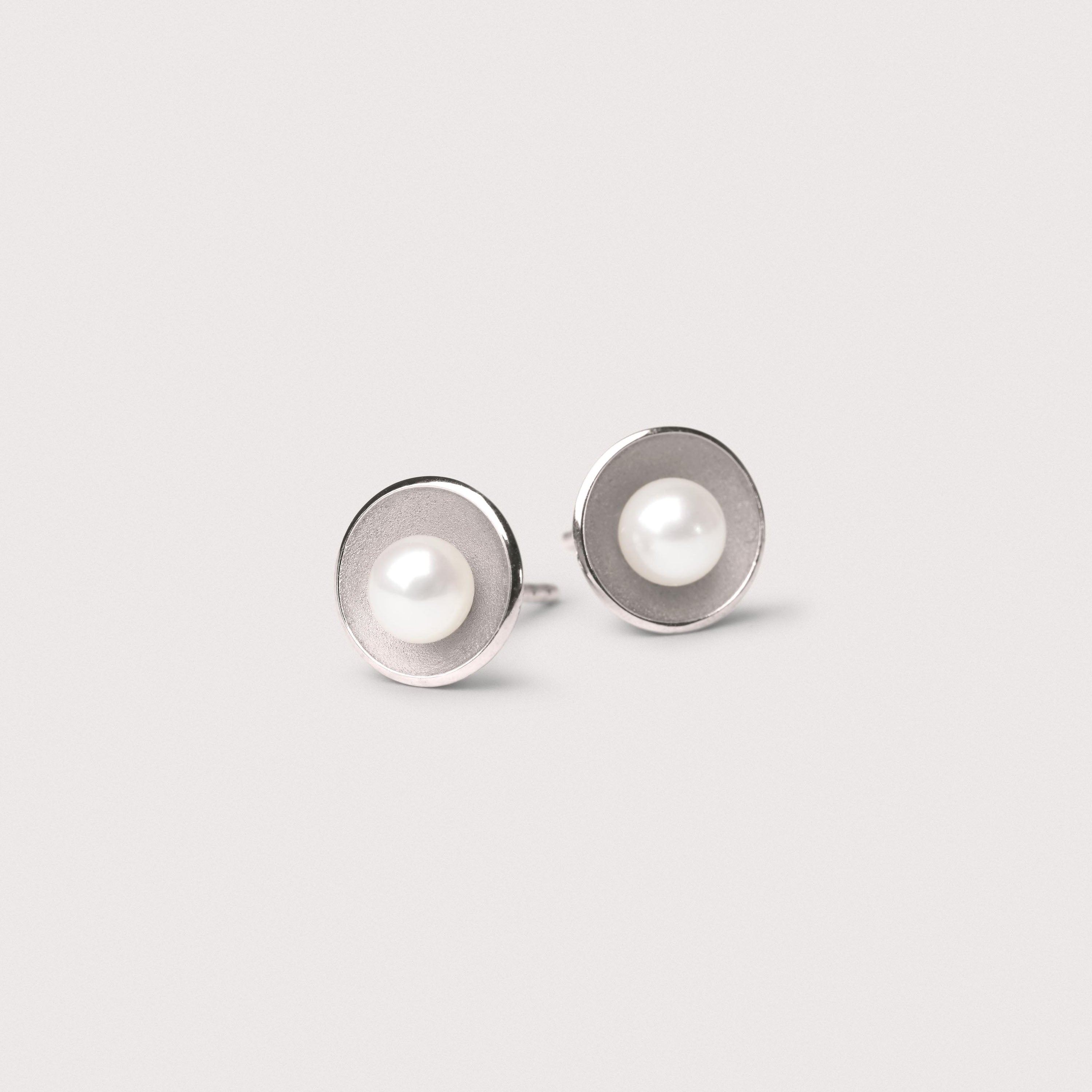 Sister of Pearl – Pearl stud earrings