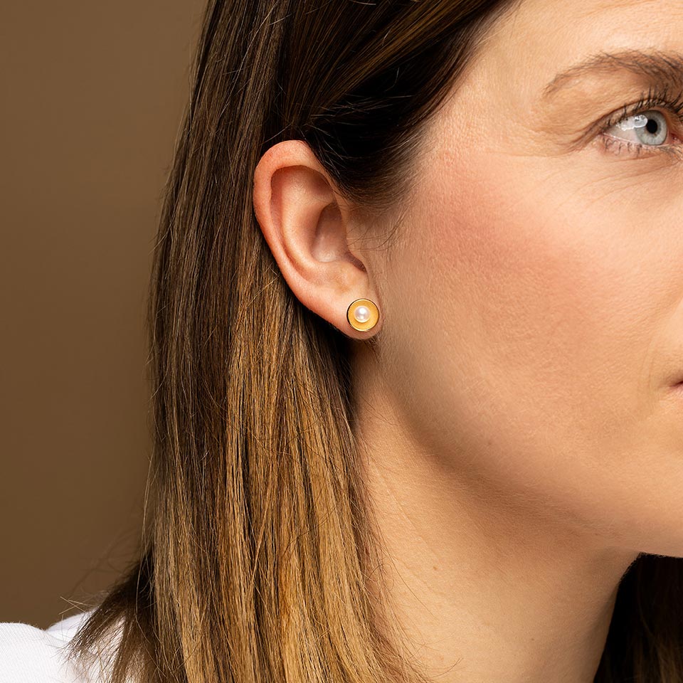 Sister of Pearl – Pearl stud earrings