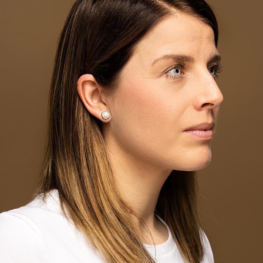 Sister of Pearl – Pearl stud earrings