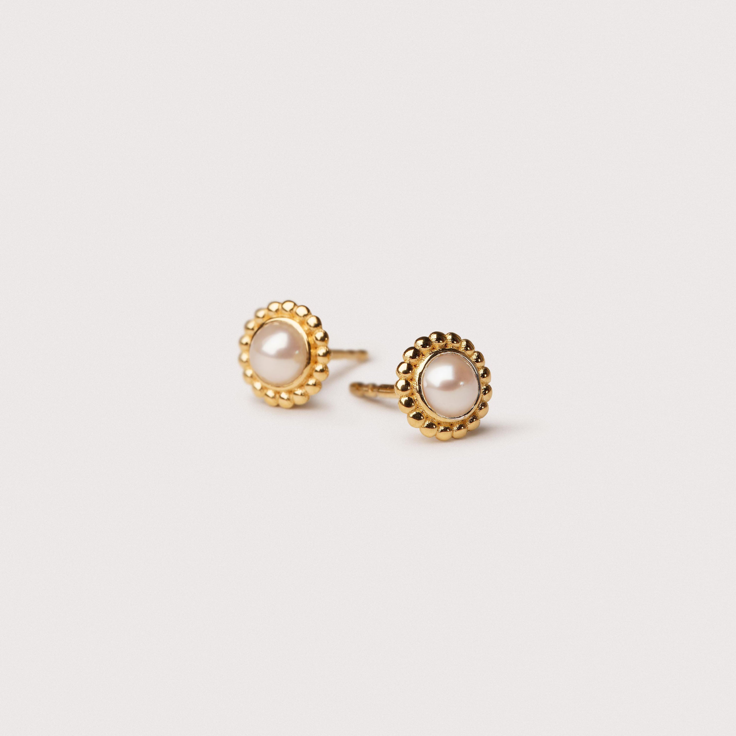 Stud earrings – ball setting