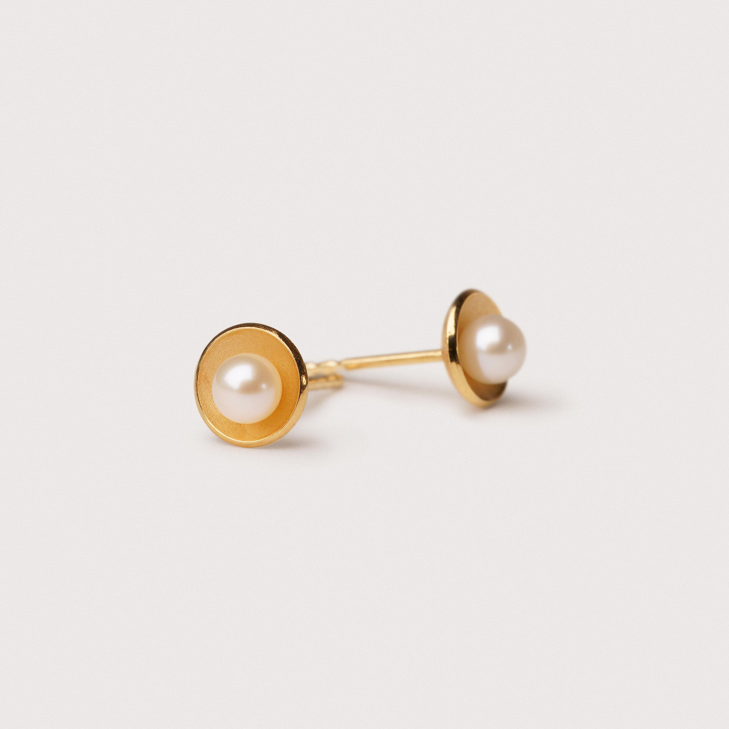 Sister of Pearl – Pearl stud earrings
