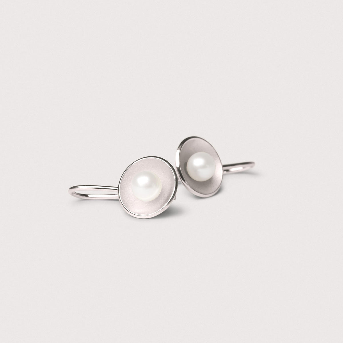 Sister of Pearl – earrings with pearl